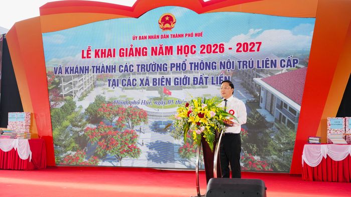 Phát biểu tại buổi lễ, ông Lê Trí Thanh, Chủ tịch UBND TP Huế nhấn mạnh, thực hiện Kết luận số 81-TB/TW của Bộ Chính trị và Nghị quyết số 298/NQ-CP của Chính phủ, TP Huế đã triển khai giai đoạn 1 xây dựng 2 trường phổ thông nội trú liên cấp tại xã A Lưới 3 và A Lưới 4.
