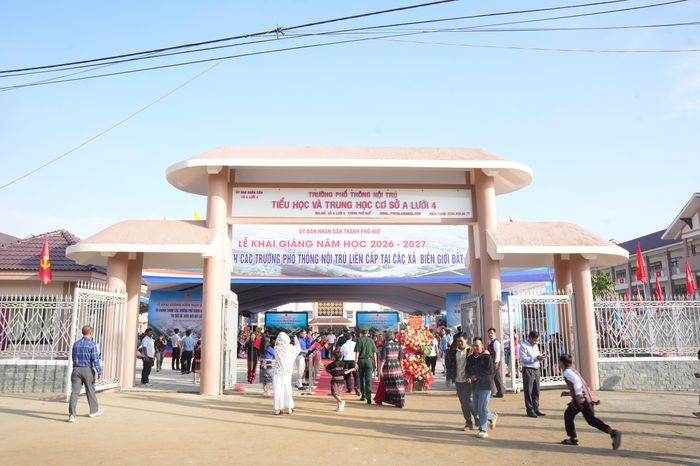 Tại Trường phổ thông nội trú liên cấp tiểu học và trung học cơ sở ở xã A Lưới 4, có tổng mức đầu tư hơn 240 tỷ đồng. Năm học này, trường có 1.396 học sinh, trong đó 1.316 học sinh dân tộc thiểu số, có 200 học sinh nội trú; đội ngũ gồm 102 cán bộ, giáo viên, nhân viên và người lao động.