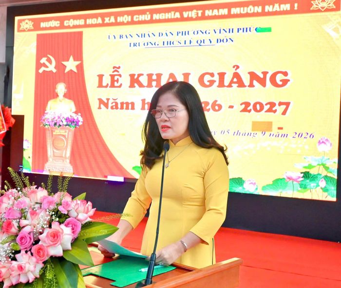 Bà Triệu Thị Thanh Hà, Hiệu trưởng Trường THCS Lê Quý Đôn, phường Vĩnh Phúc phát biểu tại Lễ khai giảng năm học mới.