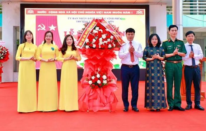Ông Nguyễn Trung Hải, Tỉnh ủy viên, Bí thư Đảng ủy, Chủ tịch HĐND phường; bà Nguyễn Thị Kim Chung, Ủy viên Ban Thường vụ Đảng ủy, Trưởng phòng Văn hóa - Xã hội phường tặng hoa chúc mừng Trường THCS Lê Quý Đôn.