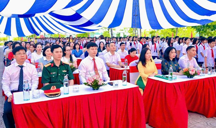 Các đại biểu dự Lễ khai giảng năm học mới.