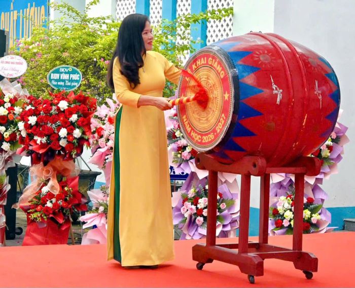 Bà Triệu Thị Thanh Hà, Hiệu trưởng Trường THCS Lê Quý Đôn, phường Vĩnh Phúc đánh trống khai giảng năm học mới 2026 - 2027 với nhiều hy vọng tốt đẹp.