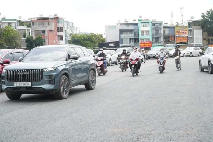 Theo ghi nhận của phóng viên Báo Xây dựng ngày 5/9, tuyến đường dài 1,4km này đã được trải thảm nhựa, tạo điều kiện thuận lợi hơn cho việc đi lại của người dân khu vực.