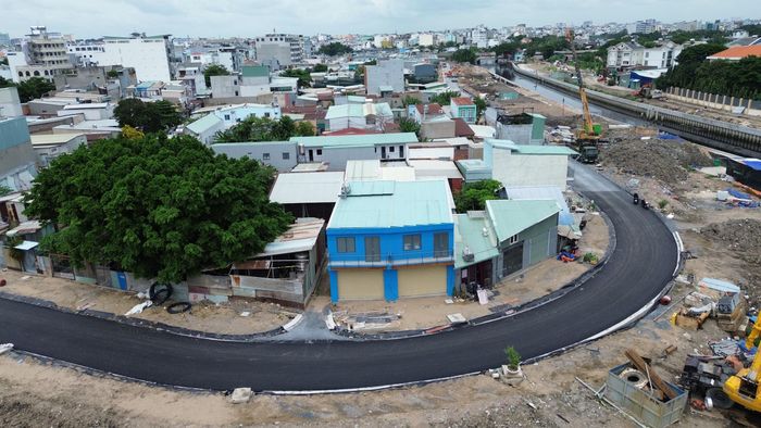Riêng gói XL-03 có tổng chiều dài đường giao thông hai bờ rạch hơn 2,8km. Trong đó, tuyến bờ trái làm mới hơn 1,4km; tuyến bờ phải nâng cấp, mở rộng hơn 1,4km đường hiện hữu. Mặt cắt ngang đường rộng 12-20m, trong đó mặt đường rộng 6-11m.
