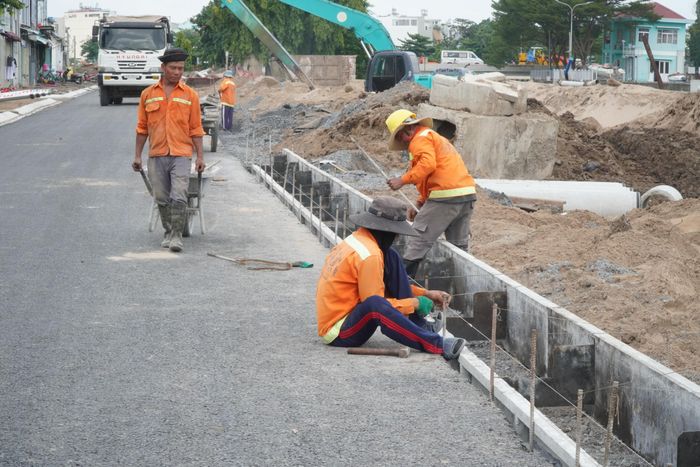 Theo ông Nguyễn Hoàng Anh Dũng, Phó giám đốc Ban Hạ tầng đô thị, sau khi tuyến đường bờ trái thuộc gói XL-03 được đưa vào sử dụng, các đơn vị đang tập trung thi công, phấn đấu hoàn thành và thông xe bờ phải vào tháng 11, hoàn thành toàn bộ gói thầu trong tháng 12/2026.