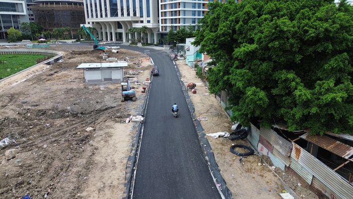 Gói thầu XL-03 được khởi công ngày 21/5/2025. Đến nay, các hạng mục xử lý nền đã hoàn thành; hạng mục kè đạt khoảng 90%, thu gom nước thải đạt 97%, đường giao thông đạt 70% và hào kỹ thuật đạt 75%.