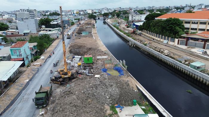 Dự án nạo vét, cải tạo môi trường, xây dựng hạ tầng rạch Xuyên Tâm dài hơn 8,8km. Trong đó, tuyến chính dài gần 6,7km, từ kênh Nhiêu Lộc - Thị Nghè đến sông Vàm Thuật; ba nhánh cầu Sơn, Bình Triệu và Bình Lợi dài tổng cộng hơn 2,2km. Đây là công trình trọng điểm của TP.HCM, góp phần giảm ô nhiễm, nâng cao chất lượng sống cho người dân và cải thiện diện mạo khu vực nội đô.