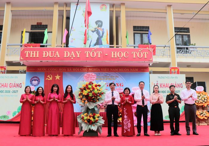 Lãnh đạo phường Vĩnh Yên chúc mừng lễ khai giảng tại trường THCS Vĩnh Yên.