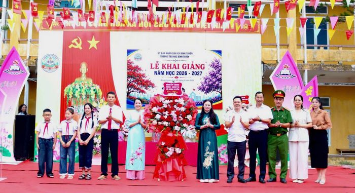 Bà Trần Thị Thanh Tâm, Chủ tịch UBND xã Bình Tuyền chúc mừng lễ khai giảng tại các trường trên địa bàn xã.