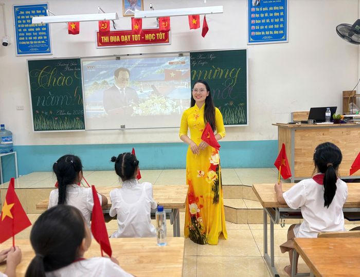Giáo viên và học sinh trường Tiểu học Kim Ngọc hân hoan, vui mừng đón chào năm học mới.