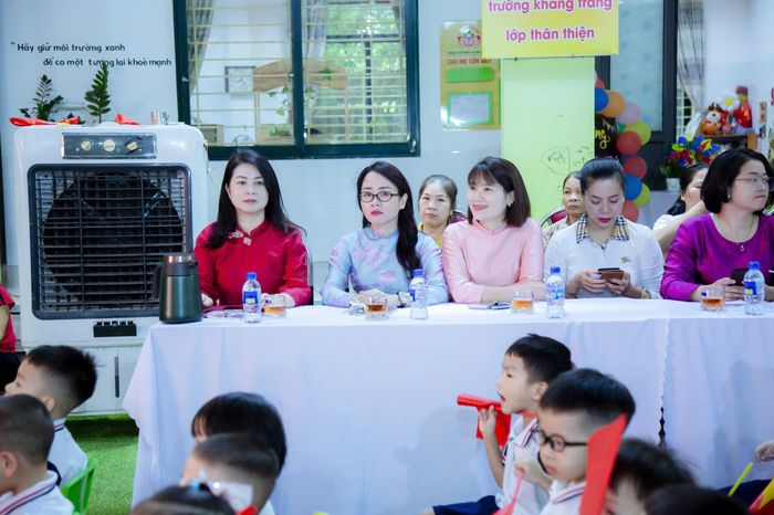 Trường Mầm non Hoa Sen luôn đặt mục tiêu là để mỗi em cảm nhận được sự gần gũi, an toàn và vui vẻ, từng bước coi trường lớp như một "ngôi nhà thứ hai" của mình.