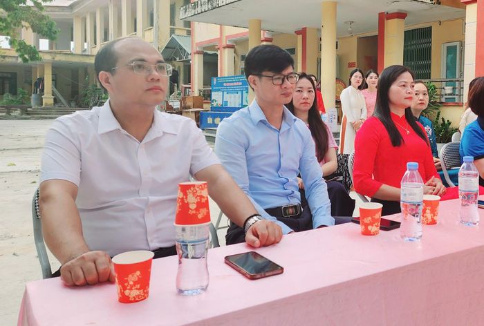 Bà Nguyễn Thị Thu Thanh, Chủ nhiệm UBKT Đảng ủy và ông Trương Thành Nam, Trưởng phòng Văn hóa – Xã hội dự và chúc mừng các trường của xã Bình Tuyền.