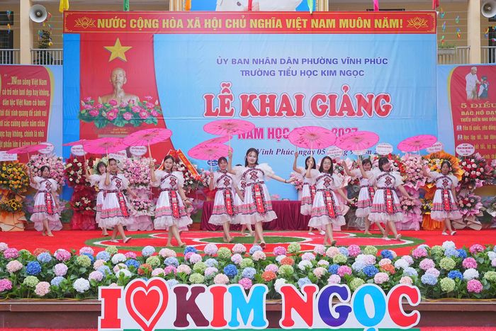 Bà Nguyễn Thị Thao, Hiệu trưởng Trường Tiểu học Kim Ngọc phát biểu tại lễ khai giảng năm học mới.