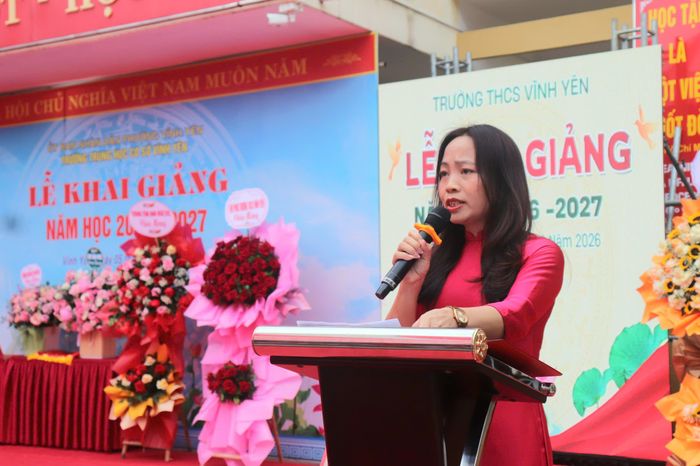 Bà Phùng Thị Thúy, Hiệu trưởng Trường THCS Vĩnh Yên, phường Vĩnh Phúc phát biểu tại lễ khai giảng.