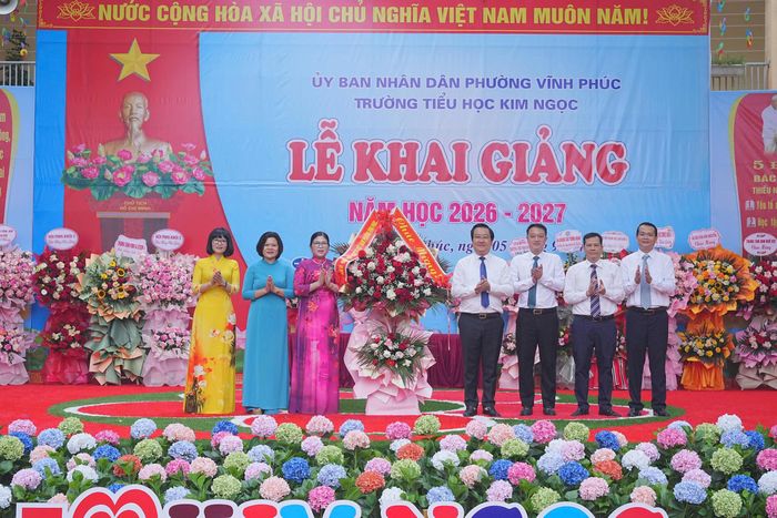 Ông Dương Đức Nam, Phó chủ tịch UBND phường Vĩnh Phúc tặng hoa chúc mừng trường Tiểu học Kim Ngọc.