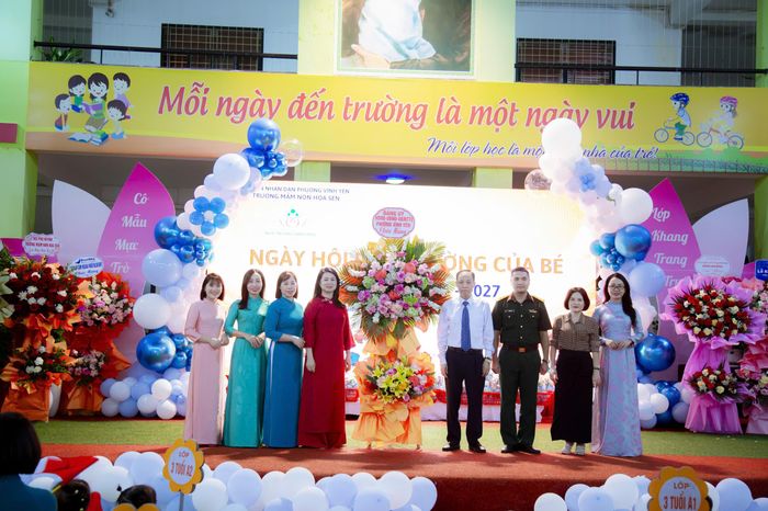 Lãnh đạo phường Vĩnh Yên chúc mừng Trường Mầm non Hoa sen.