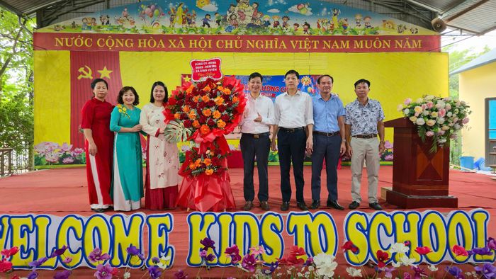 Ông Dương Văn Thắng, Phó Chủ tịch UBND xã Bình Tuyền chúc mừng các trường nhân dịp khai giảng năm học mới 2026- 2027.