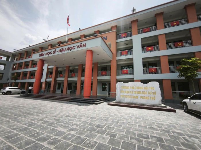 Những dãy phòng học sáng màu, khu nội trú và nhà đa năng tạo nên một không gian giáo dục hiện đại, mở ra điều kiện học tập, sinh hoạt tốt hơn cho con em đồng bào các dân tộc vùng biên.