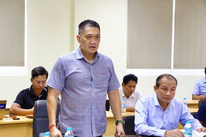 Thứ trưởng Phạm Minh Hà (trái) làm việc cùng các đơn vị liên quan và nghe báo cáo tiến độ dự án từ ông Phạm Hồng Quang, Tổng giám đốc Tổng công ty Đầu tư phát triển đường cao tốc (phải).