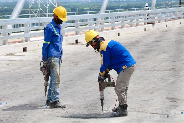 Công nhân đẩy nhanh thi công dự án để kịp về đích cuối tháng 9.
