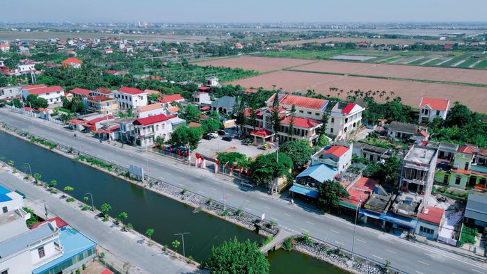 Diện mạo làng quê đang đổi thay rõ nét, những ngôi nhà cao tầng mọc lên dọc các tuyến đường.