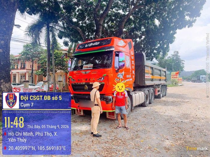 Lực lượng CSGT Công an tỉnh Phú Thọ kiểm tra phương tiện vi phạm. Ảnh: CACC