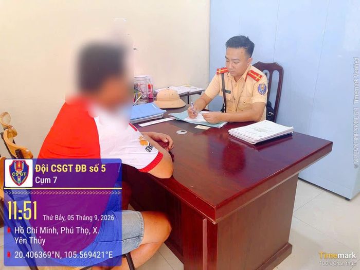 Công an làm việc với lái xe vi phạm. Ảnh: CACC