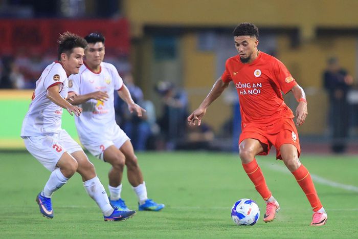 Công an Hà Nội (áo đỏ) có trận ra quân thành công tại V-League 2026-2027 (Ảnh: V.A). 