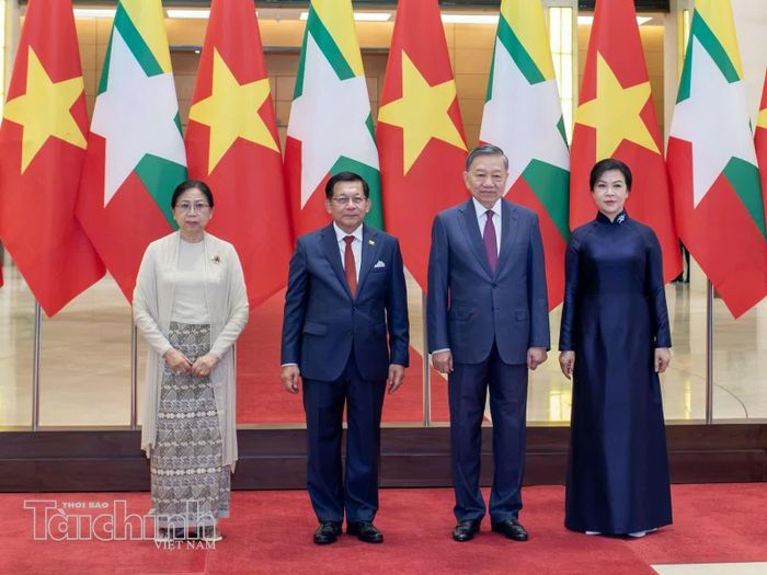 Tổng Bí thư, Chủ tịch nước Tô Lâm cùng Phu nhân và Tổng thống Cộng hòa Liên bang Myanmar Min Aung Hlaing cùng Phu nhân chụp ảnh chung.