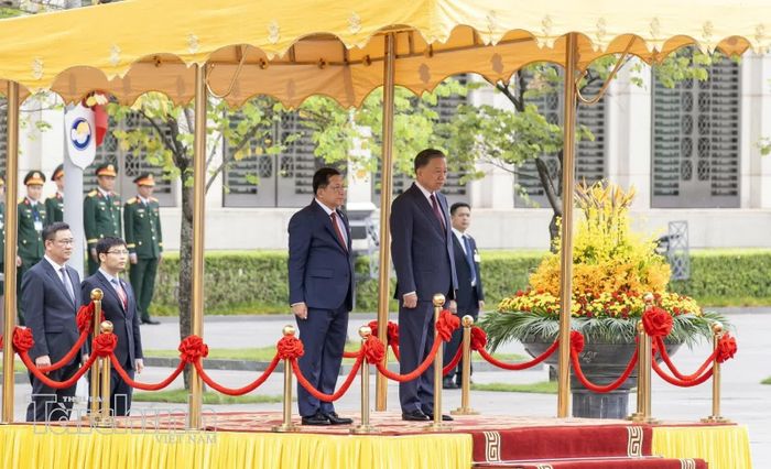 Tổng Bí thư, Chủ tịch nước Tô Lâm và Tổng thống Cộng hòa Liên bang Myanmar Min Aung Hlaing đứng trên bục danh dự, quân nhạc cử quốc thiều hai nước.