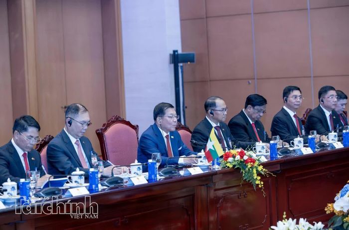Tổng thống Cộng hòa Liên bang Myanmar Min Aung Hlaing phát biểu trao đổi tại hội đàm.