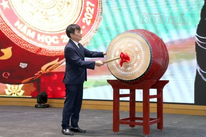 NGƯT. PGS. TS. Trần Trọng Nguyên - Giám đốc Học viện Chính sách và Phát triển đọc diễn văn và đánh trống khai giảng. Ảnh: Đức Minh