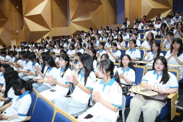Toàn thể tân sinh viên khóa 17 tham dự lễ khai giảng. Ảnh: Đức Minh