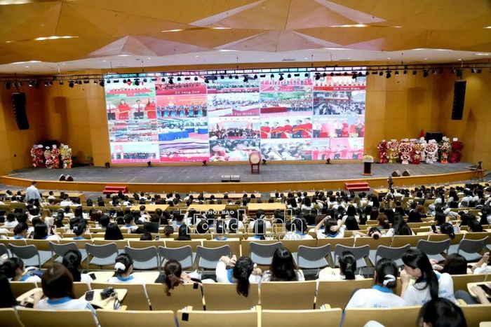 Thầy và trò của Học viện Chính sách và Phát triển dự trực tuyến lễ khai giảng năm học 2026 - 2027 và khánh thành các trường phổ thông nội trú liên cấp tại các xã biên giới đất liền. Ảnh: Đức Minh
