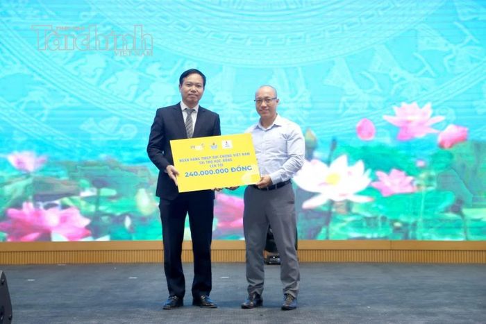 Đại diện Ngân hàng TMCP Đại chúng Việt Nam trao tiền học bổng.