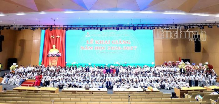 Thầy và trò cùng đại biểu tham dự buổi lễ chụp hình lưu niệm. Ảnh: Đức Minh