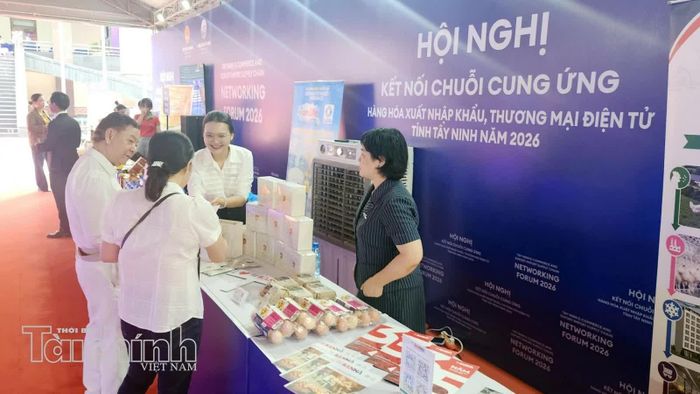 Đại diện các doanh nghiệp tham gia kết nối, giới thiệu sản phẩm tại sự kiện. Ảnh: Việt Dũng.
