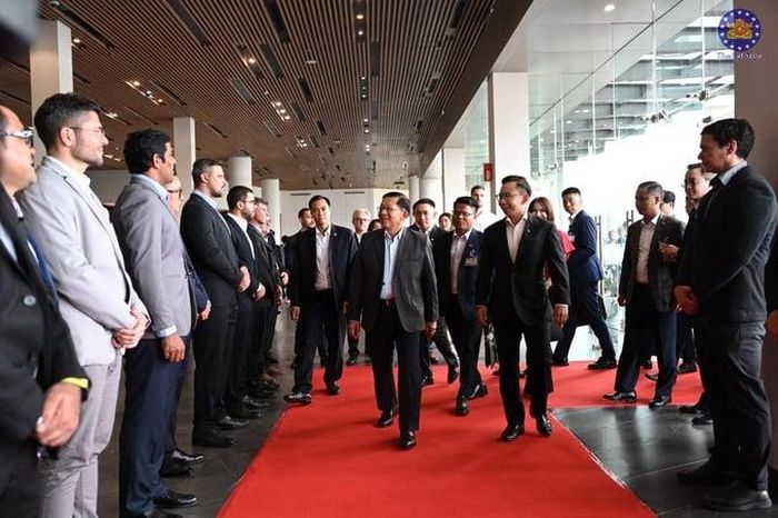 Tại xưởng lắp ráp, Tổng thống Min Aung Hlaing bày tỏ ấn tượng với cơ sở vật chất, công nghệ sản xuất và chất lượng các mẫu ô tô điện mang thương hiệu Việt Nam.