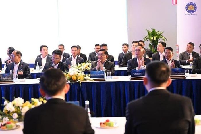 Tổng thống Cộng hòa Liên bang Myanmar Min Aung Hlaing cùng Đoàn đại biểu cấp cao Myanmar đã đến thăm và làm việc tại Tổ hợp Nhà máy sản xuất ô tô VinFast Hải Phòng.