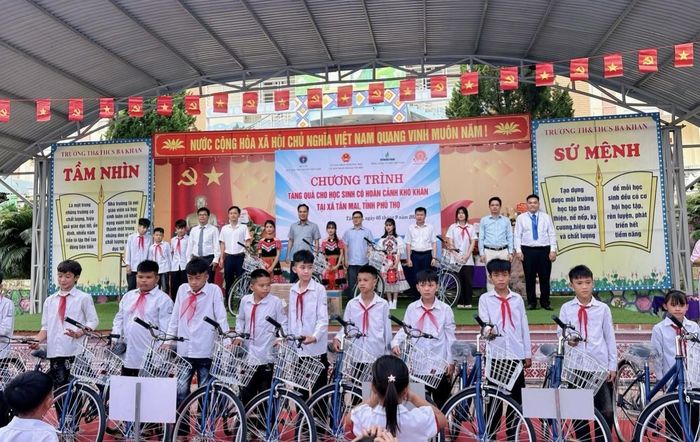 Đại diện Ban Tổ chức trao xe đạp cho học sinh có hoàn cảnh khó khăn tại Trường Tiểu học và Trung học cơ sở Ba Khan, xã Tân Mai, tỉnh Phú Thọ.