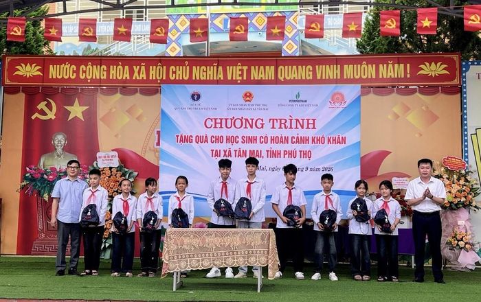 Những phần quà thiết thực được trao tới học sinh có hoàn cảnh khó khăn xã Tân Mai nhân dịp khai giảng năm học 2026–2027.