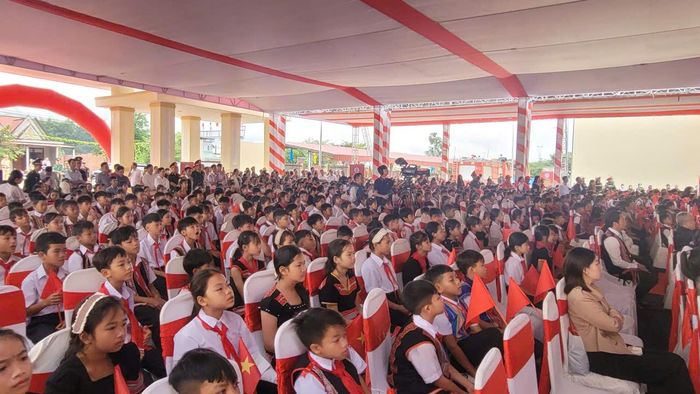 Quang cảnh buổi lễ với sự tham dự của đông đảo học sinh và người dân địa phương.