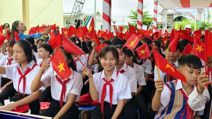 Những ngôi trường mới mở ra môi trường học tập khang trang, tạo thêm điều kiện để học sinh vùng biên học tập và phát triển.