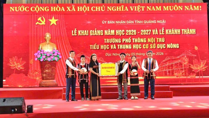 Món quà của Tổng Bí thư, Chủ tịch nước Tô Lâm gửi tới thầy và trò Trường Phổ thông nội trú Tiểu học và Trung học cơ sở Dục Nông.
