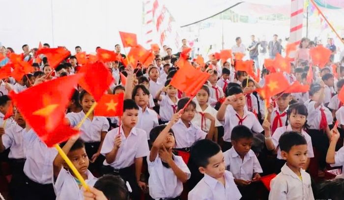 Niềm vui của các em học sinh chào đón năm học mới