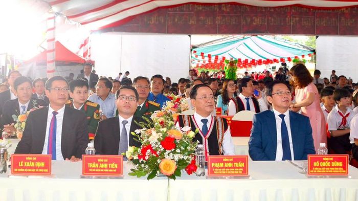 Các đại biểu về dự Lễ khai giảng năm học mới