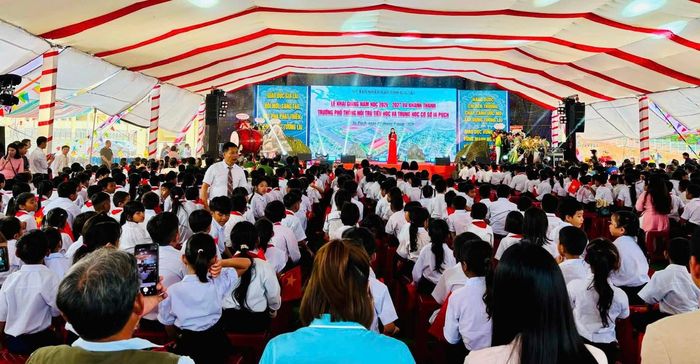 Quang cảnh Lễ khai giảng năm học mới ở Trường Phổ thông nội trú Tiểu học và THCS Ia Púch ↵