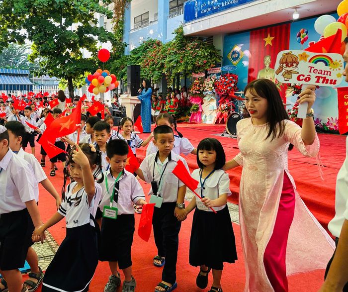 Những "người lái đò" dẫn bước các em học sinh vào năm học mới