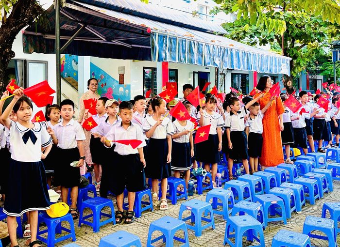 Ngày tựu trường cờ đỏ sao vàng bay phất phới