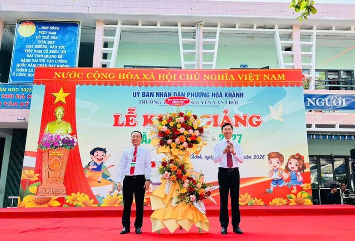 Lễ khai giảng ở các trường học chỉnh chu, gọn gàng